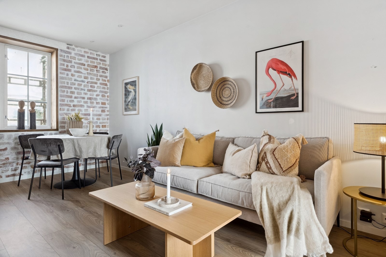 Videre ble leiligheten renovert i 2016, og holder derfor en gjennomgående moderne standard. Rør og elektrisk ble også lagt nytt. Galleribilde