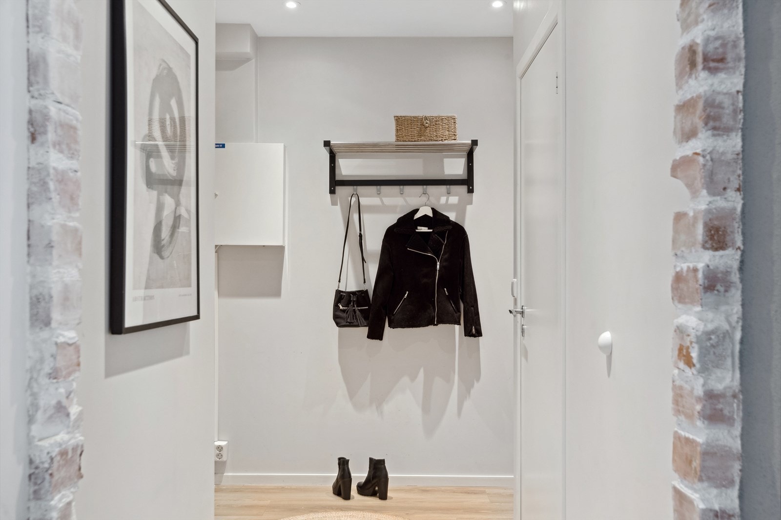 Fra leiligheten er det kort vei til kollektivtilbud i form av både buss og tog. I tillegg er det gang- og sykkelavstand til en rekke hverdagslige fasiliteter. På sykkel tar du deg enkelt til flere av byens studiesteder. Galleribilde