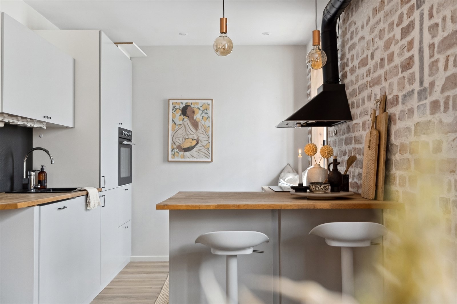 Kjøkkenet er både tidløst og stilrent, og arealet svært godt utnyttet. Takstmann har vurdert kjøkkenet til TG 1. Galleribilde