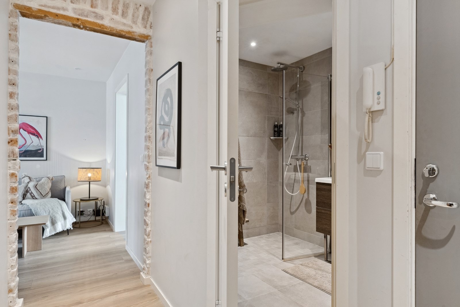 Delikat flislagt baderom ilagt varme i gulv. Galleribilde