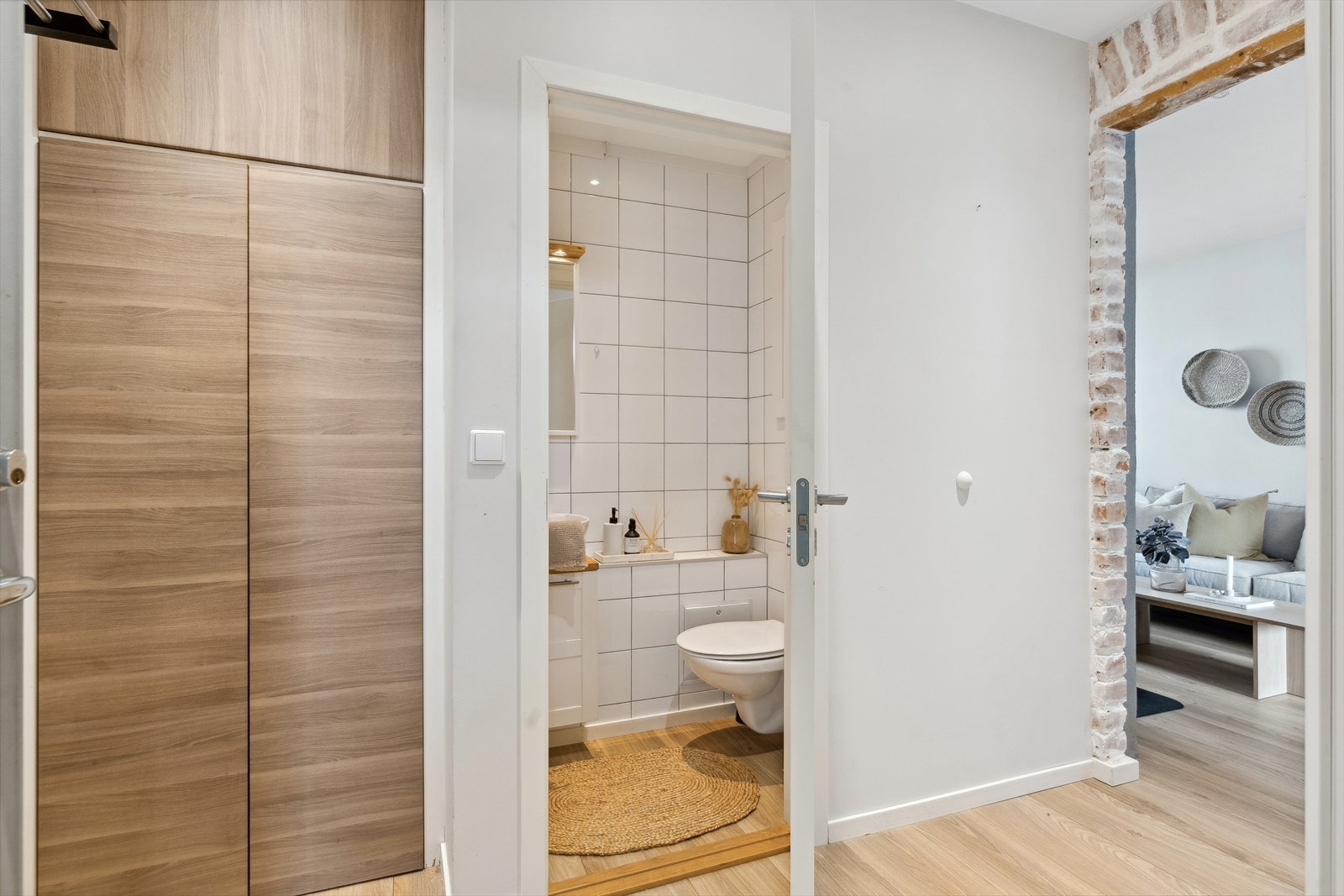 I skapet i tilknytning til entréen, er det opplegg for vaskemaskin. Galleribilde