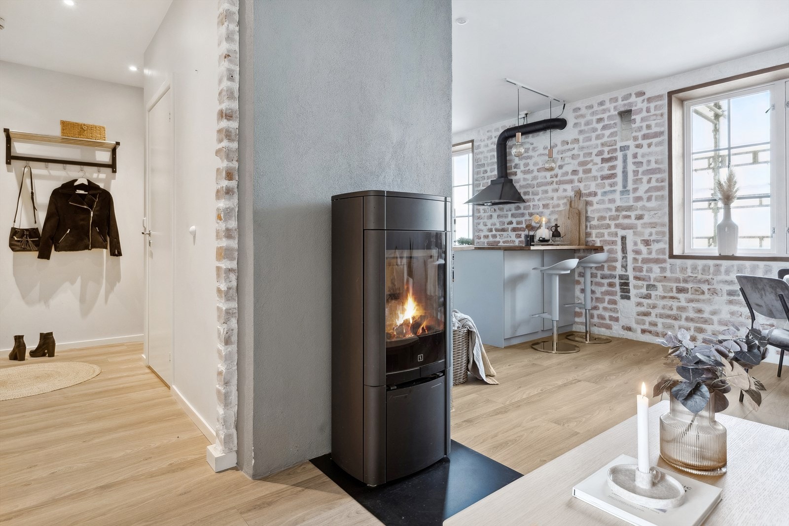 Entréen måler 5m². Leiligheten disponerer i tillegg en veldig romslig bod på loftet og to boder i kjelleren for ekstra oppbevaring. Galleribilde