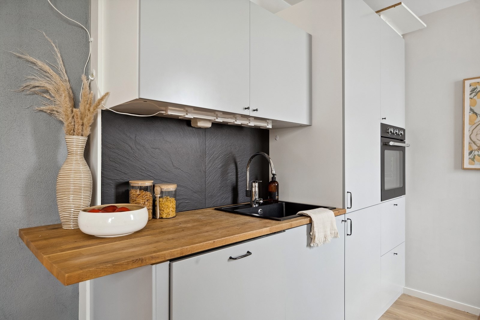 Hvitevarer som oppvaskmaskin, stekeovn, platetopp og kombinert kjøl- og fryseskap medfølger handelen. Galleribilde