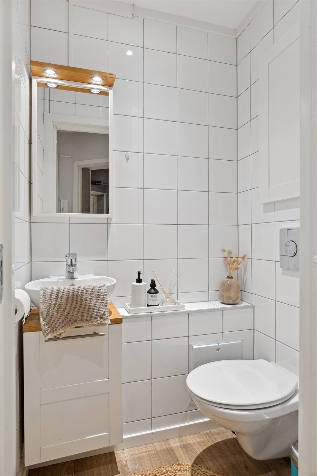 Praktisk og tidløst toalettrom med vask. Dette er separat fra baderommet. Galleribilde