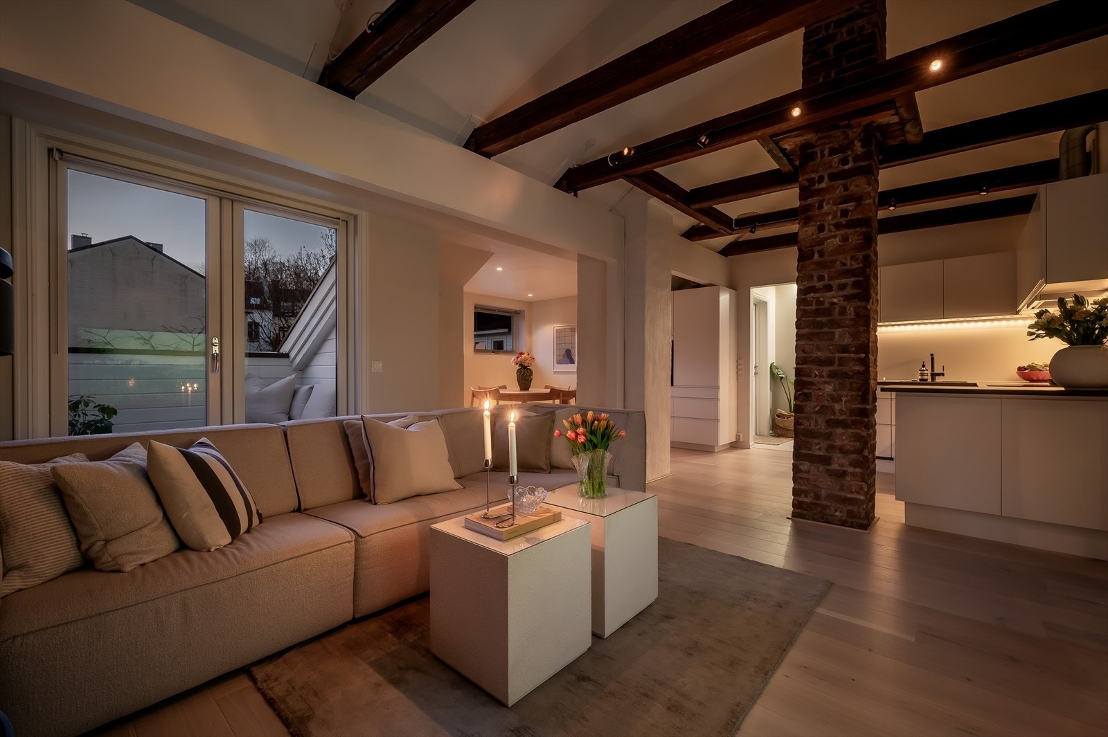 En lys, unik og stilren 3-roms loftsleilighet beliggende i rolig gate på sjarmerende Fredensborg. Galleribilde