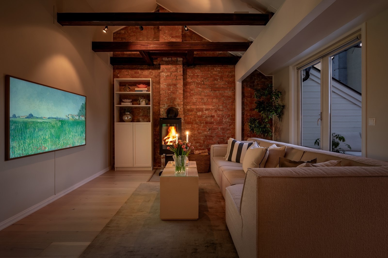 Den moderne peisen sikrer behagelig, vedvarende varme og bidrar til hyggelig stemning. Galleribilde