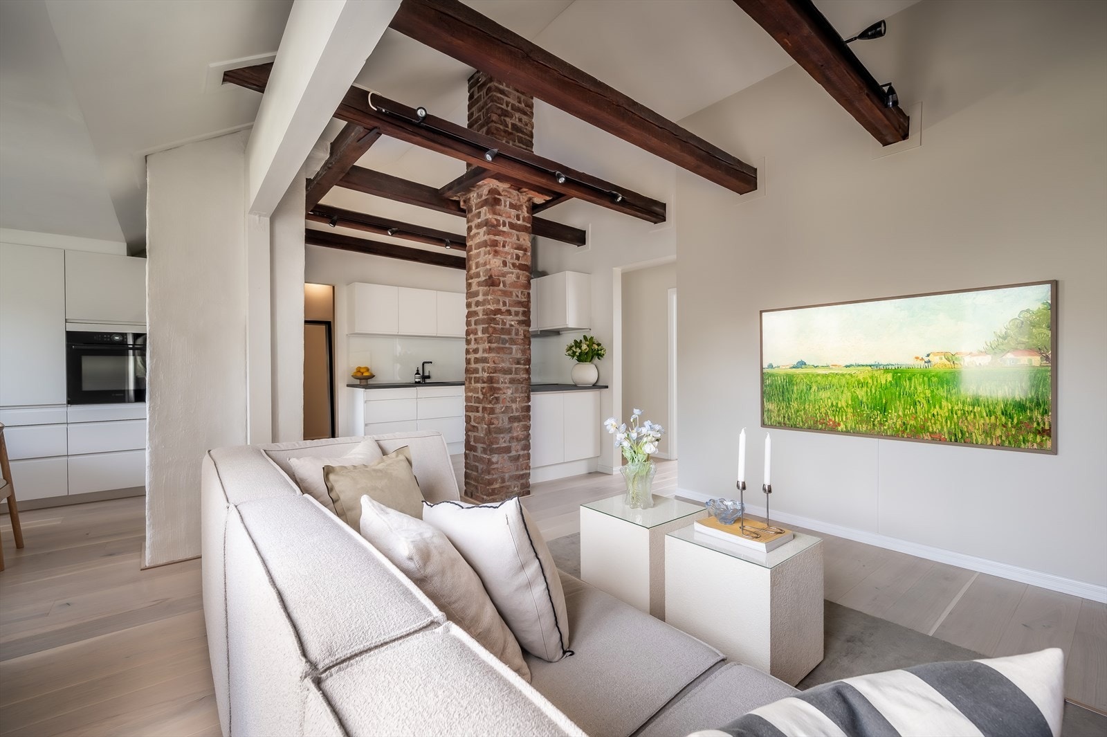 Rommet har en åpen planløsning med naturlige soner. Galleribilde