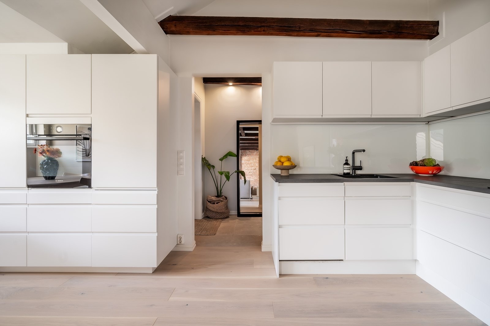 Dette er et kjøkken som passer utmerket for deg som er glad i å lage mat. Her er det godt med både skap- og benkeplass. Galleribilde