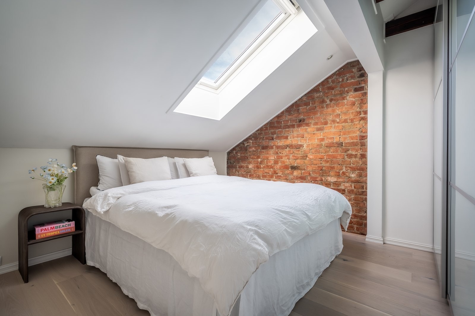 Innbydende og stort hovedsoverom med god plass til dobbeltseng og nattbord. Galleribilde