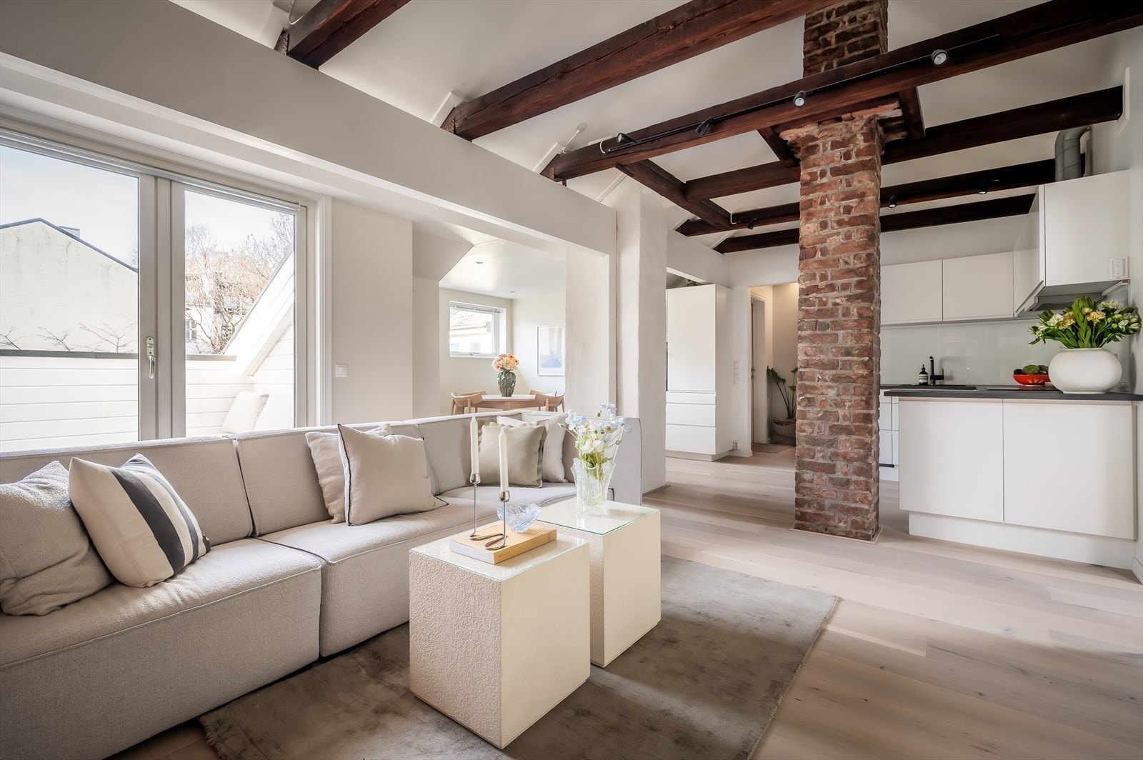 På det høyeste er himlingen oppmålt til 3,7 meter og det er godt lysinnslipp via store vindusflater. Galleribilde