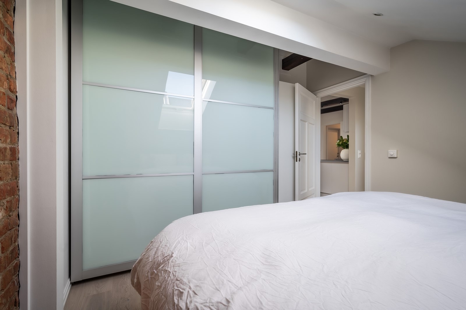 Det er skyvedørsgarderobe langs den ene veggen. Det er godt med oppbevaringsplass i boligen, i tillegg disponerer man en kjellerbod på 9 kvm. Galleribilde