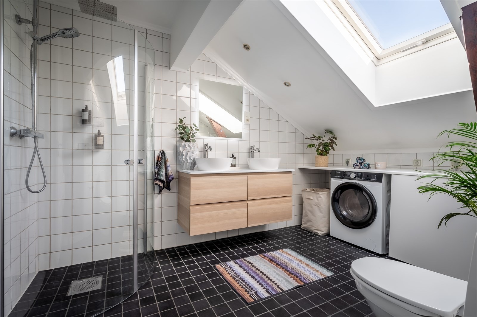 Delikat, stort bad fra 2008 med nyere innredning og garnityr. Det er opplegg for vaskemaskin og varmtvannsbereder under benk. Galleribilde