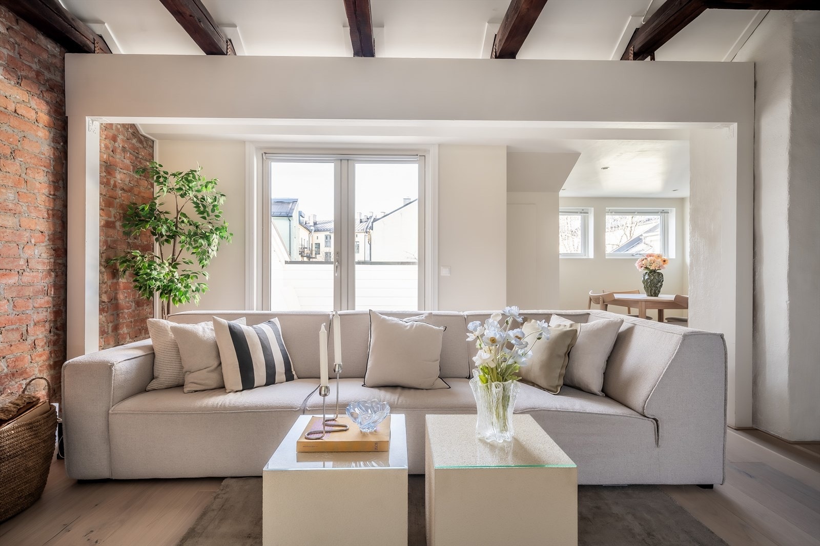 I stuen er det god plass til sofagruppe med tilhørende sofabord og tv-benk. Galleribilde