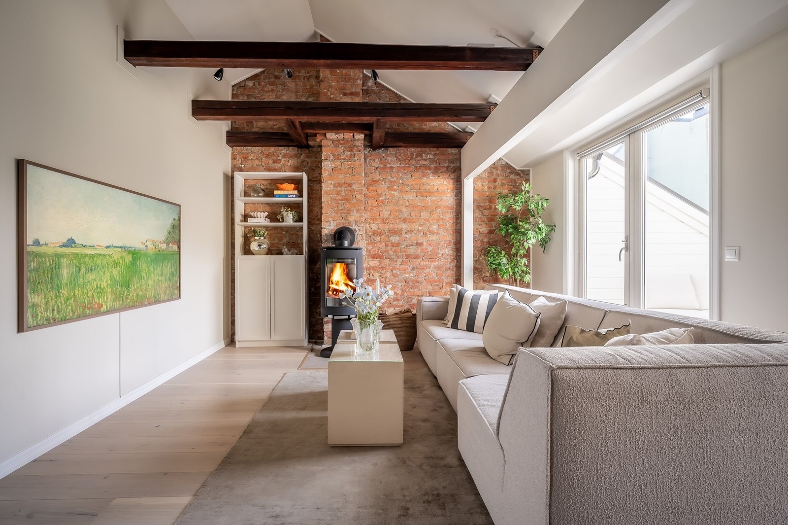 De synlige bærebjelkene og teglstein gir karakteristisk særpreg. Galleribilde