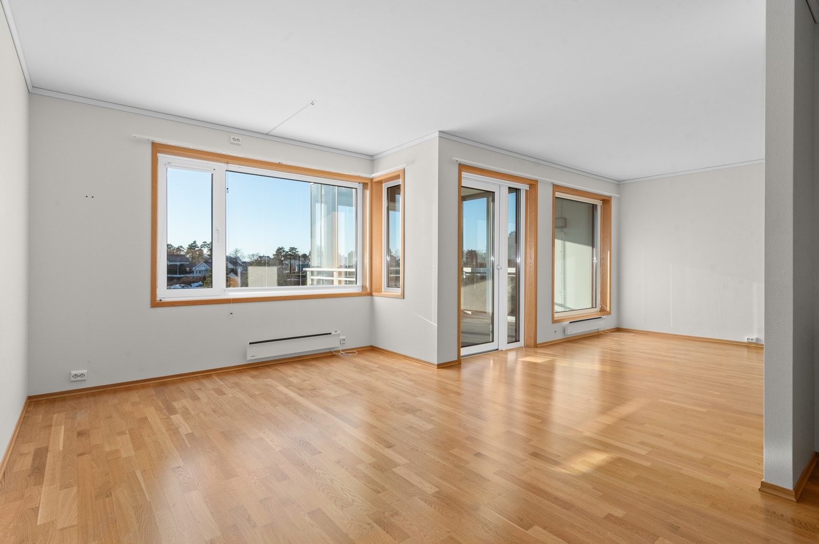 Stue/kjøkken (mot spiseplass og utgang til balkongen Galleribilde