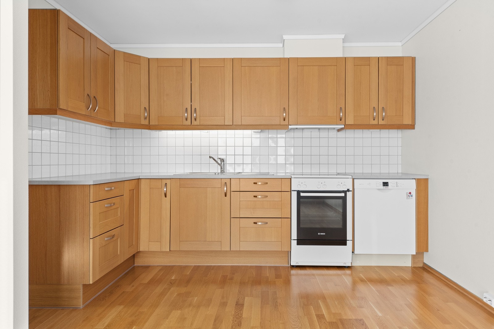 Kjøkkeninnredning (komfyr og oppvaskmaskin medfølger) Galleribilde