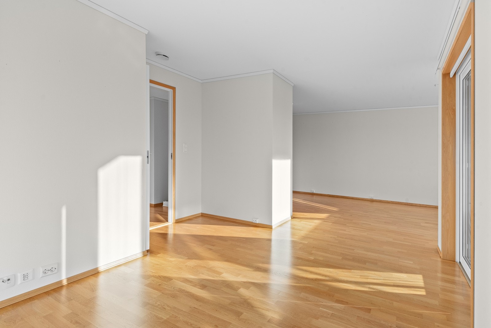 Stue/kjøkken (mot dør fra entrè og mot kjøkken) Galleribilde