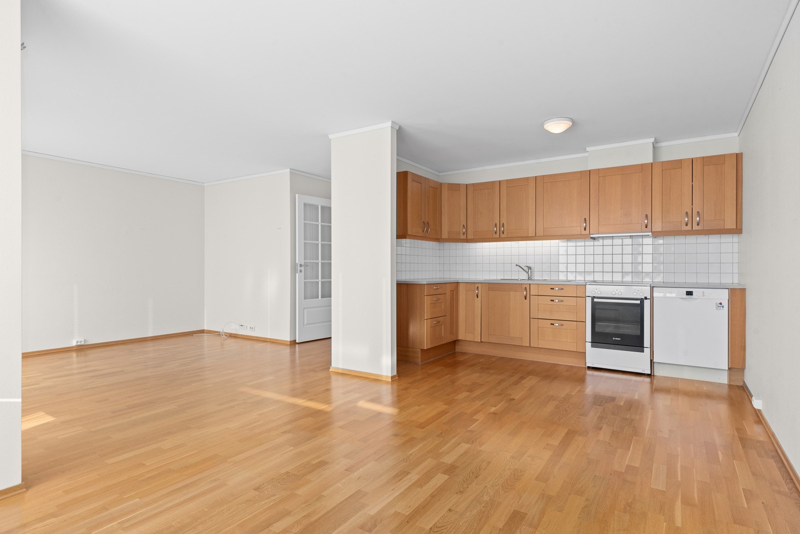 Stue og kjøkken i åpen løsning Galleribilde