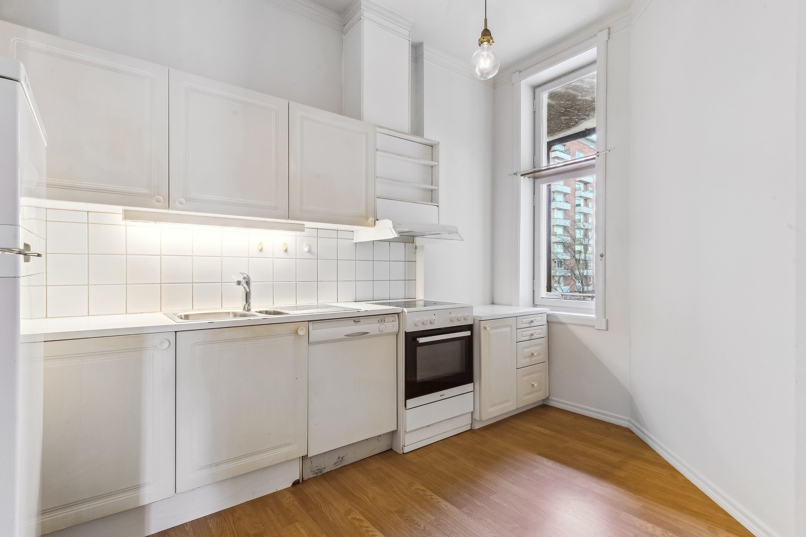 Separat kjøkken med god benke-og skapplass. Her har du alt av hvitevarer. Galleribilde