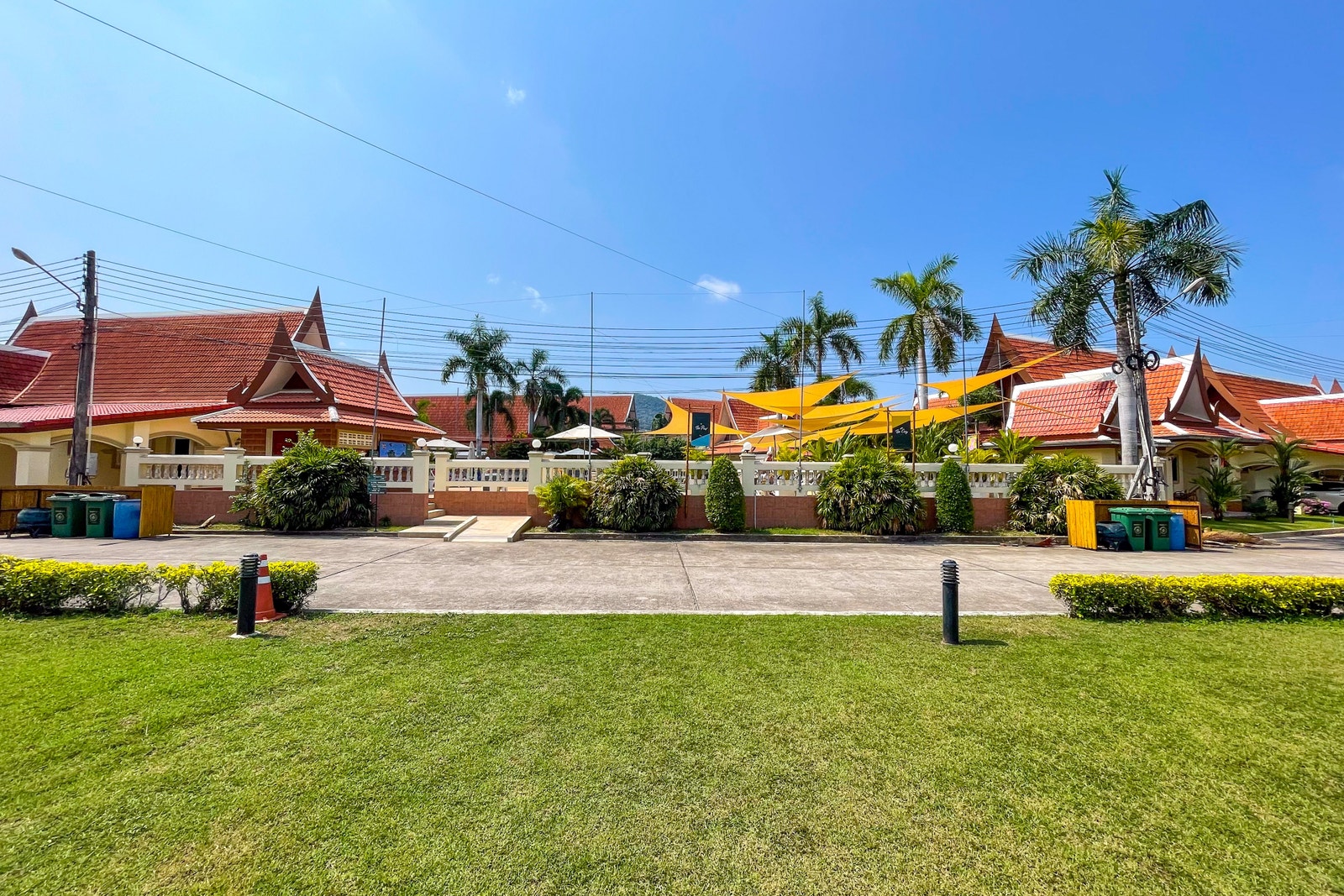 Tvers over veien fra boligen ligger hoved bassenget Galleribilde