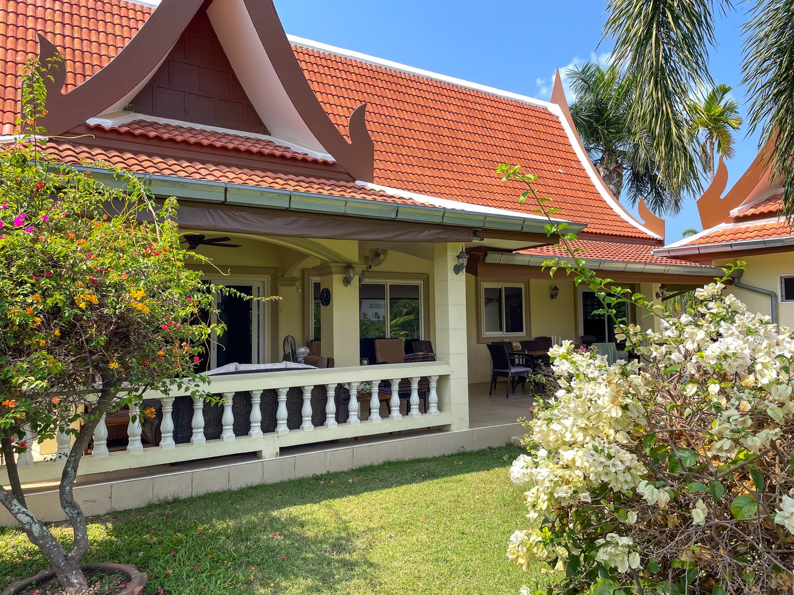 Villa sett fra hagen Galleribilde