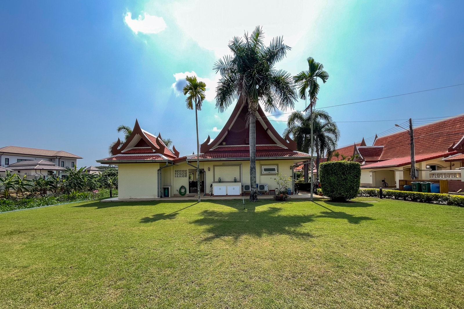 Villa sett fra det åpne området mot vanntårnet.
Tilbygget utvendig bod og utekjøkken til venstre. Galleribilde
