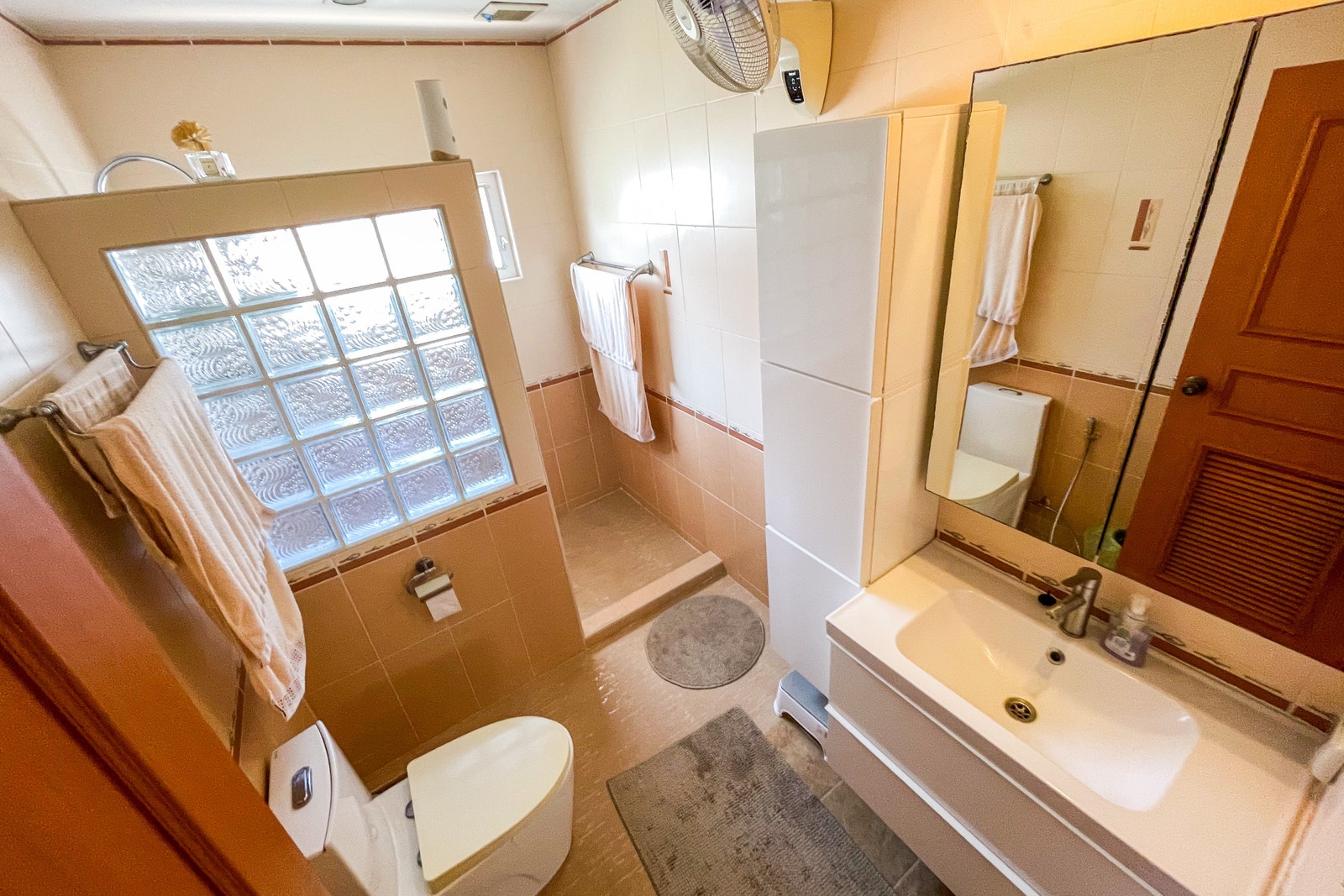 Felles bad/wc ned inngang fra gangen Galleribilde