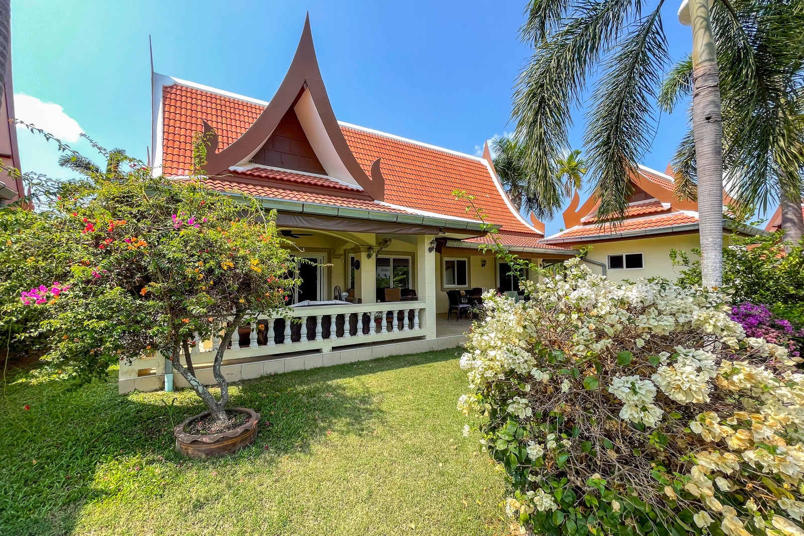 Villa sett fra hagen Galleribilde