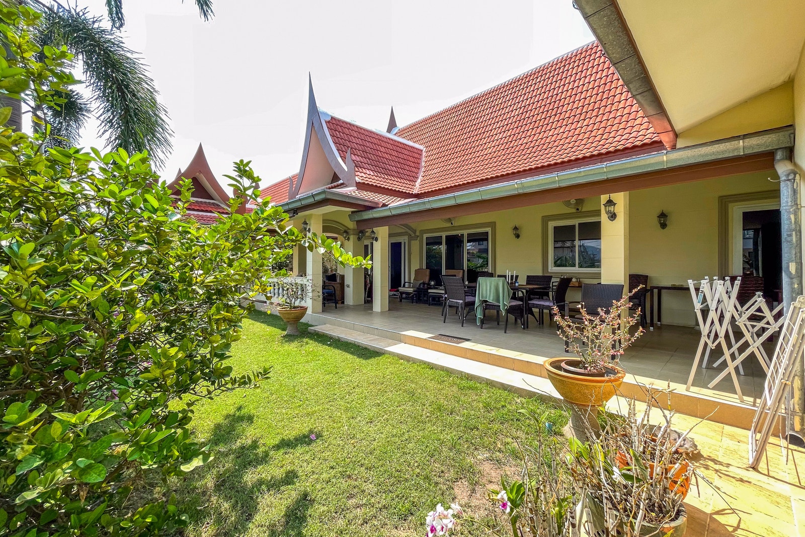 Villa H06 har en meget flott, usjenert og solfylt beliggenhet på resorten. Hagen grenser til kanalen og åpent område mot vanntårnet. Galleribilde