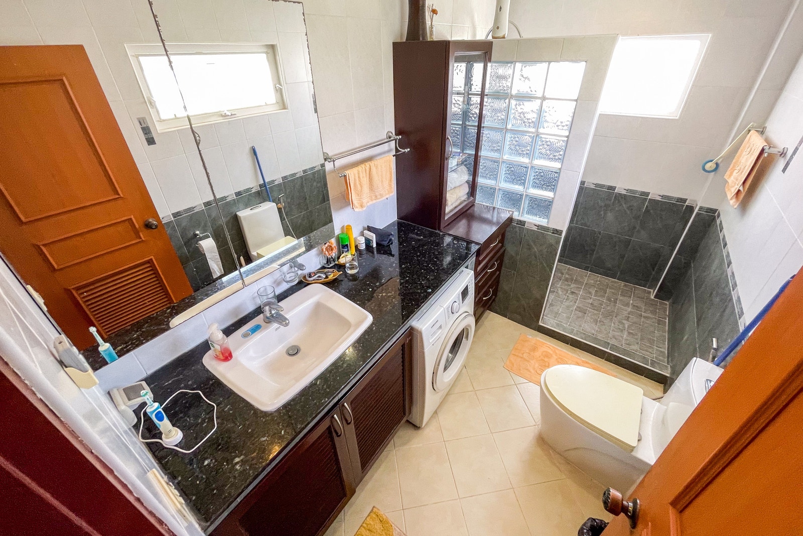 Bad/ WC tilknyttet hoved soverom.
Innebygget vaskemaskin. Galleribilde