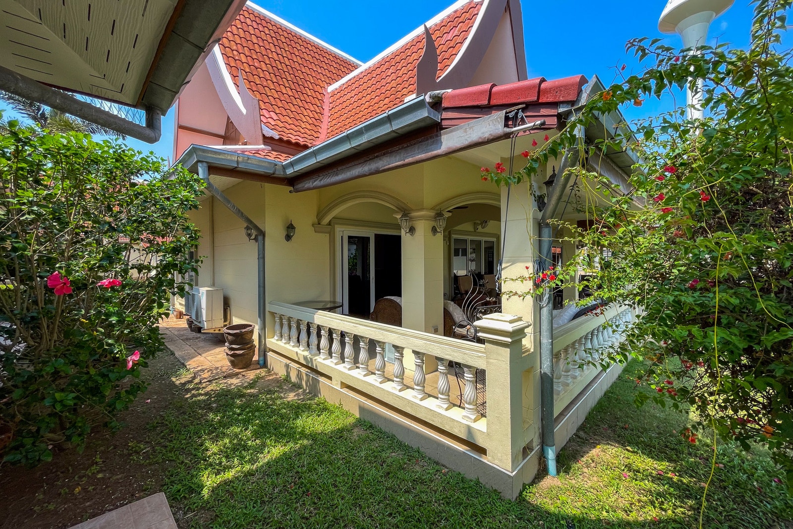 Villa sett fra hagen Galleribilde