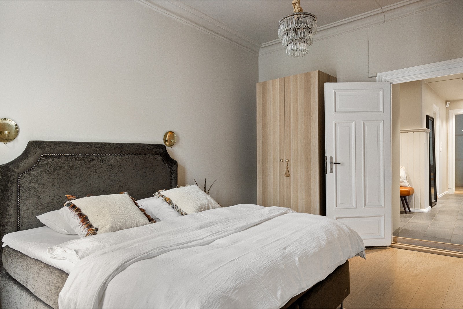 Soverommet er innredet med en stor plassbygd skyvedørsgarderobe samt et garderobeskap som gir god plass for klesoppbevaring. Galleribilde
