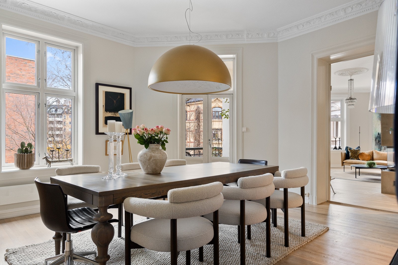 Flott spisestue med plass til langbord. Galleribilde