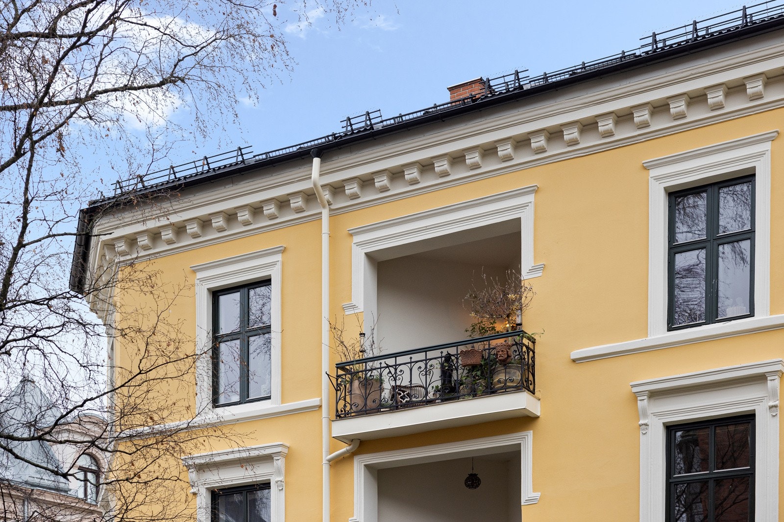 Bilde av balkong sett fra gågaten. Galleribilde