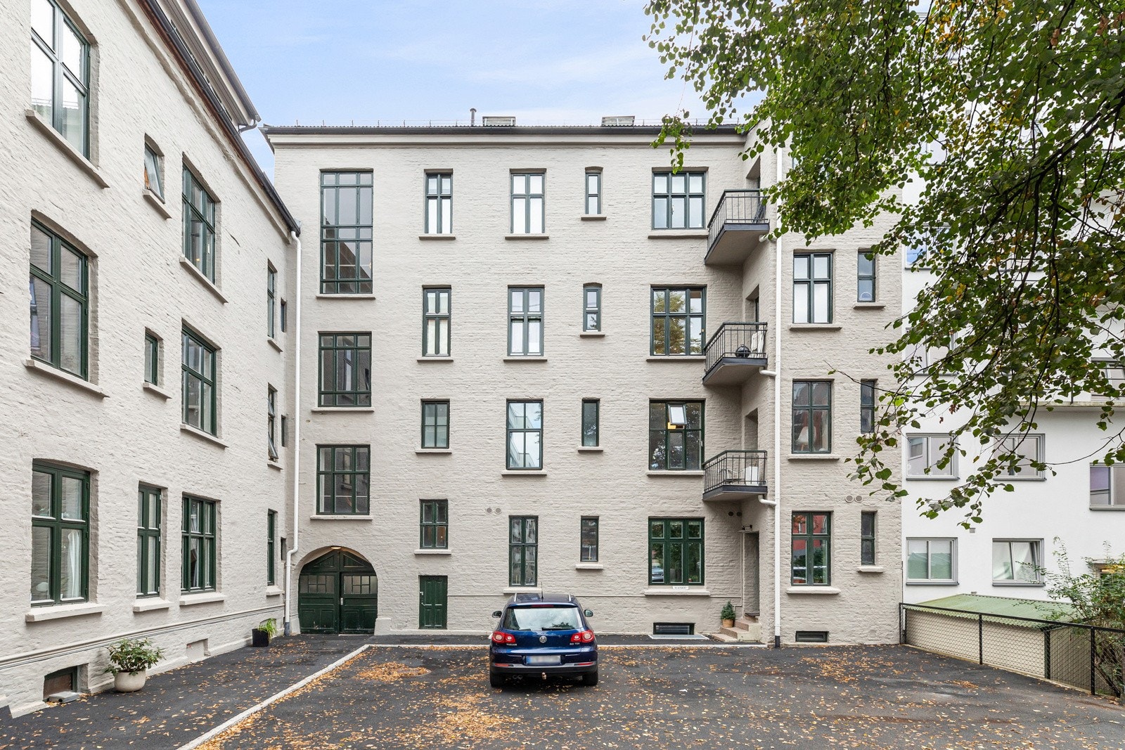 Mulighet for leie av parkeringsplass i bakgården. Galleribilde