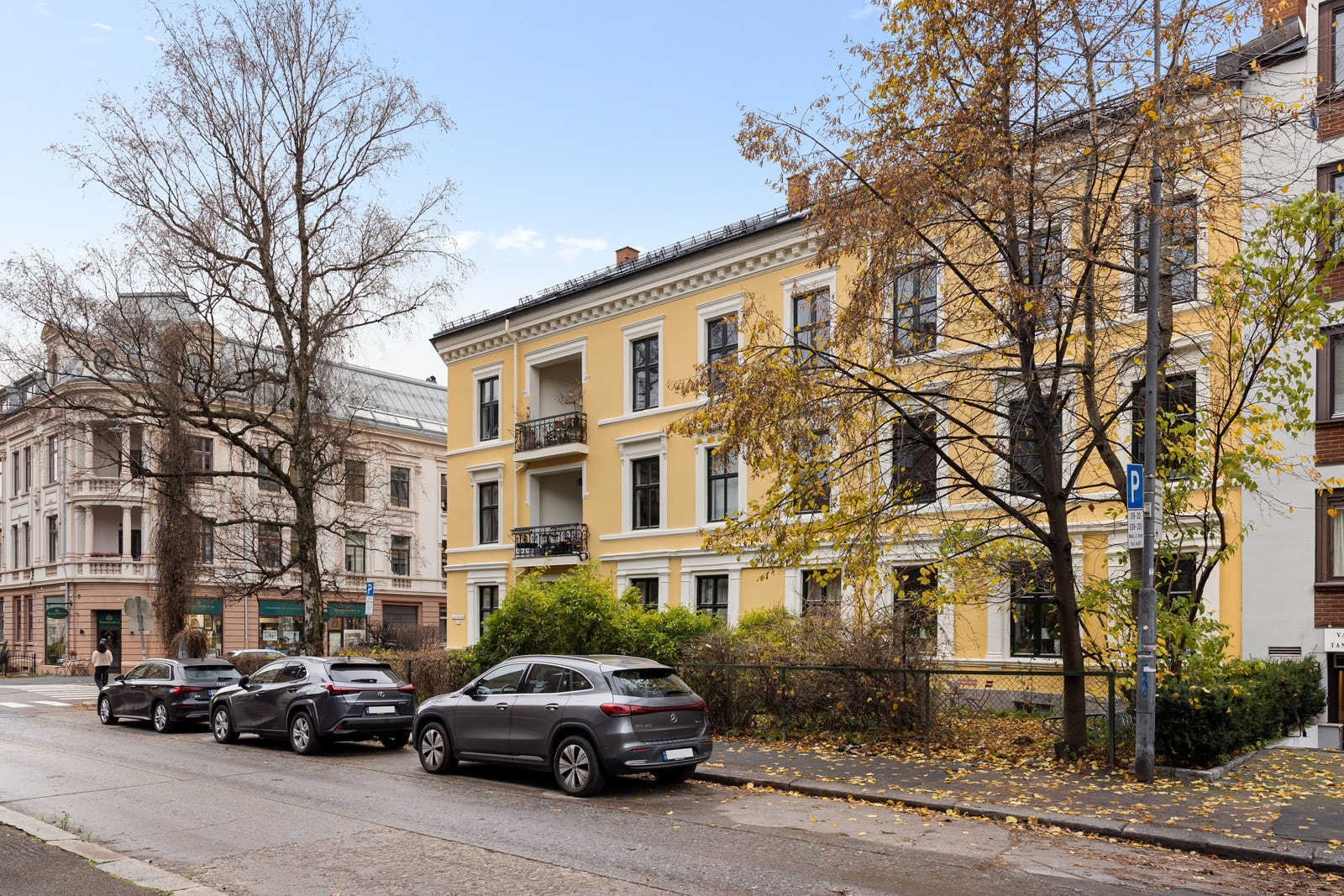 Det er gateparkering etter gjeldende bestemmelser i gågaten. Galleribilde