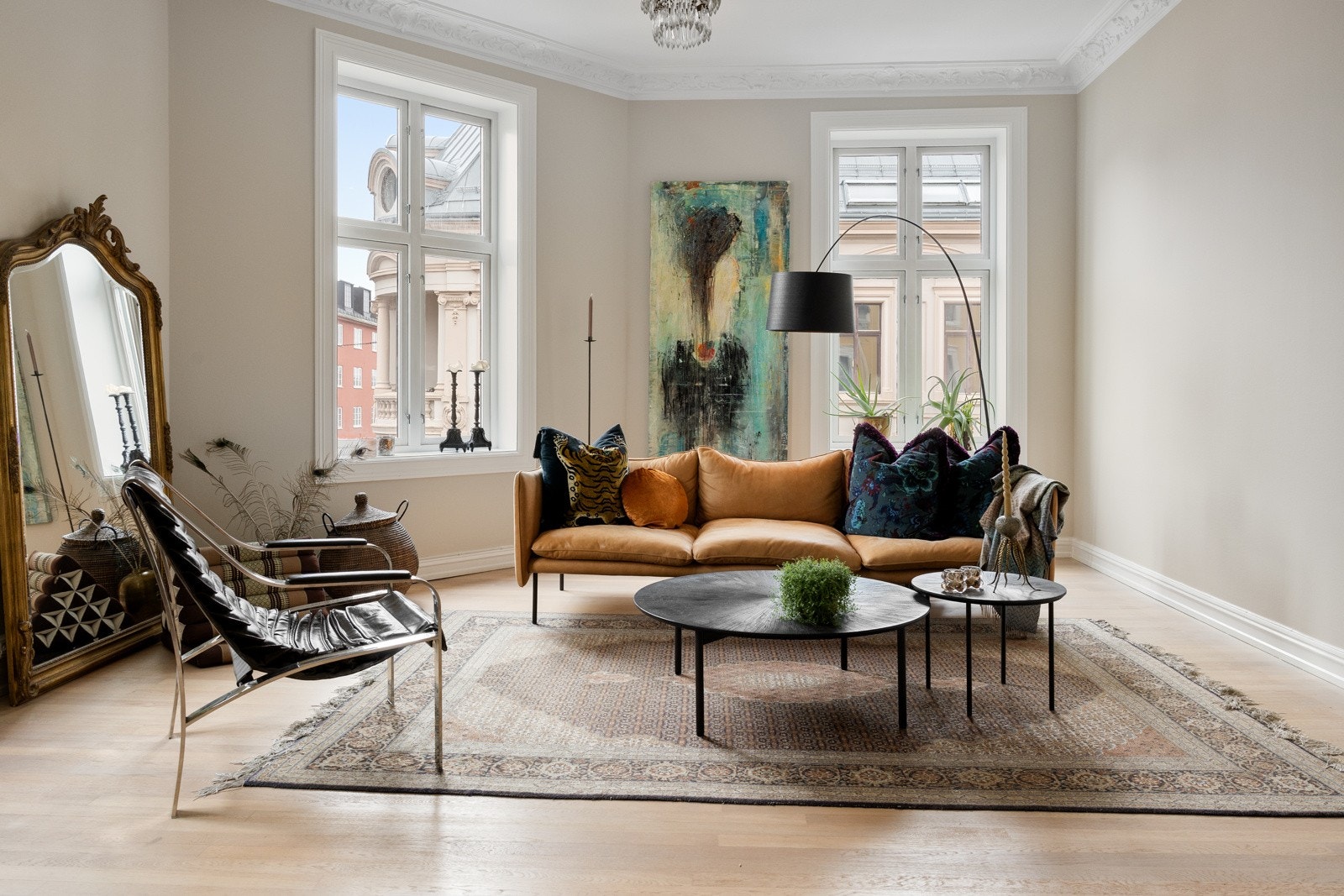 Stuen i leiligheten er romslig og flott opplyst med store vindusflater som gir rikelig med naturlig lys, og skaper en god atmosfære. Galleribilde