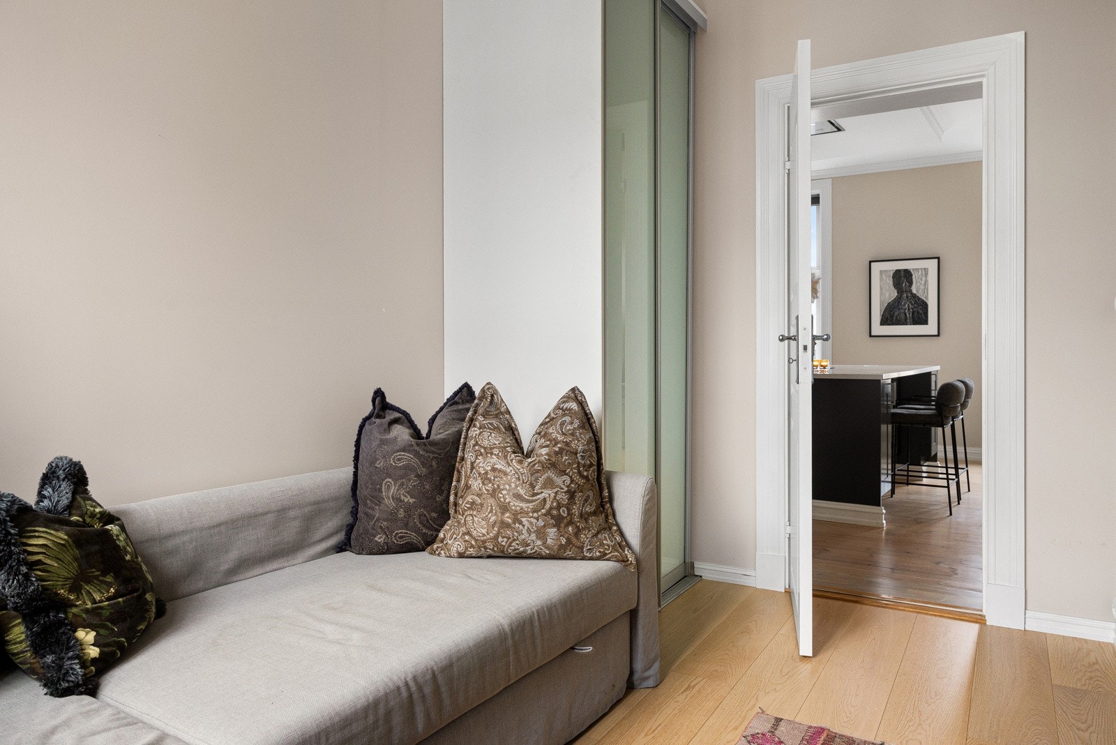 Rommet er innredet med plassbygd skyvedørsgarderobe og nylig malt i samme farge som soverom 2. Galleribilde