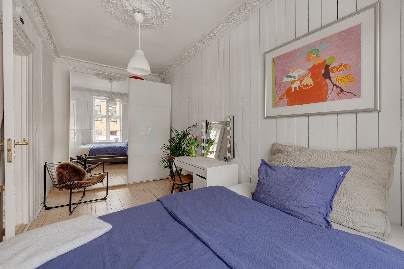 - Soverom I har god plass til dobbeltseng, nattbord og garderobeskap - Galleribilde
