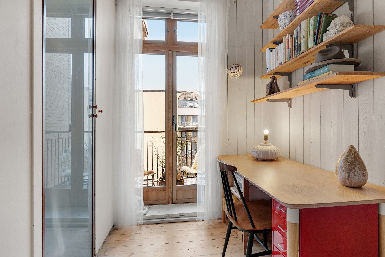 - Fra dette rommet er det utgang til en hyggelig balkong på 3 kvm - Galleribilde