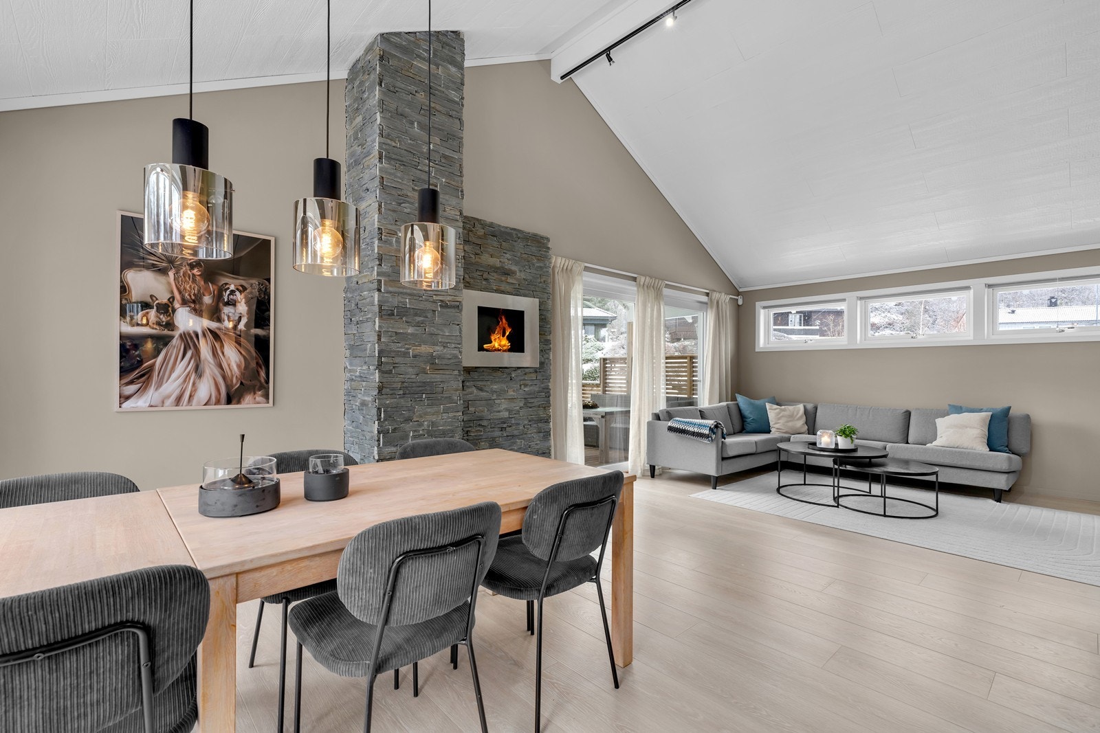 Pen og luftig stue med en lekker skiferbelagt pipe. Galleribilde