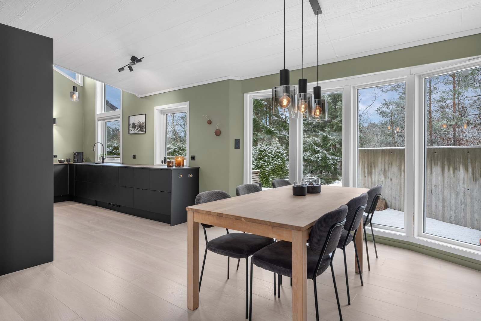 Fra spisegruppen har du godt innsyn til kjøkkenet. Galleribilde