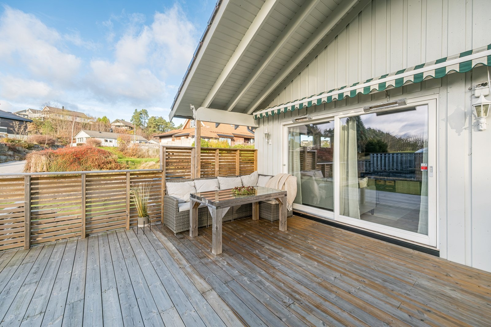 Terrasen byr på god plass slik at du får plass til flere sittegrupper og annet møblement. Galleribilde