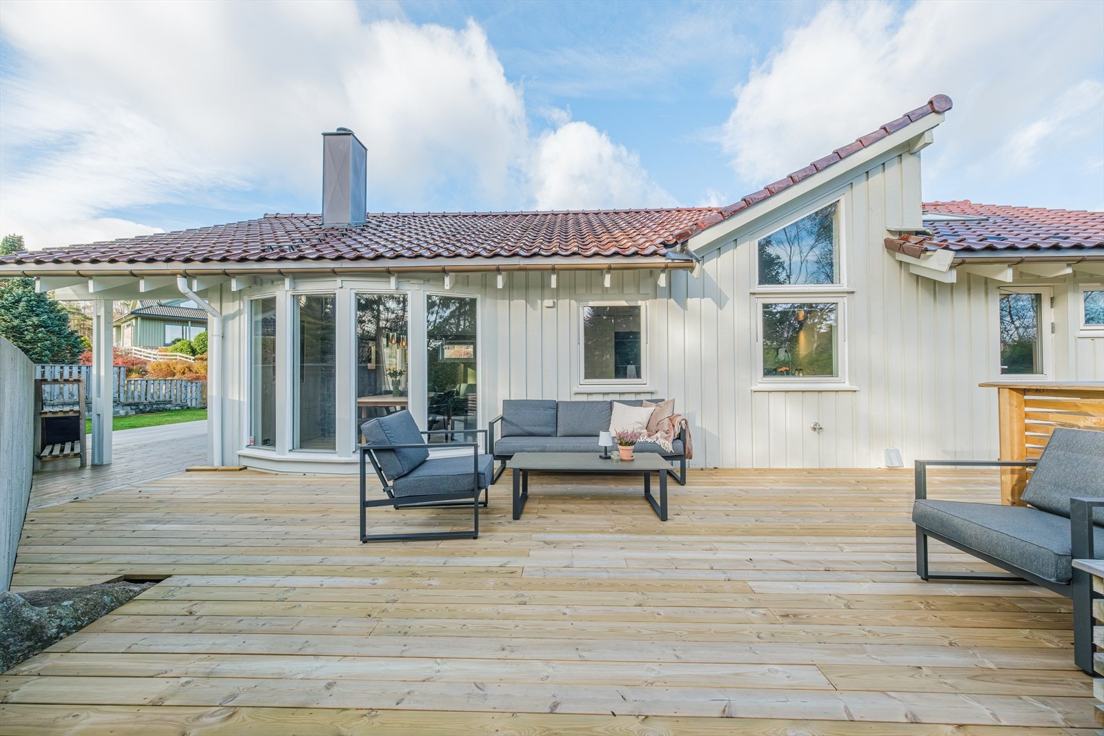 God plass på terrassen med mange muligheter til ønskelig møblement. Galleribilde