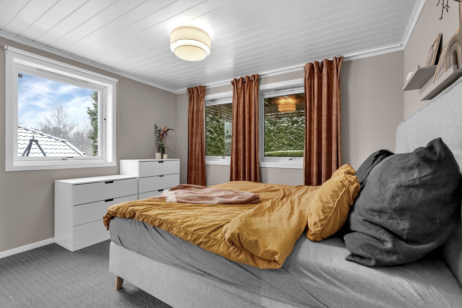 Soverom (1.etasje). Romslig soverom med god plass til dobbeltseng. Galleribilde