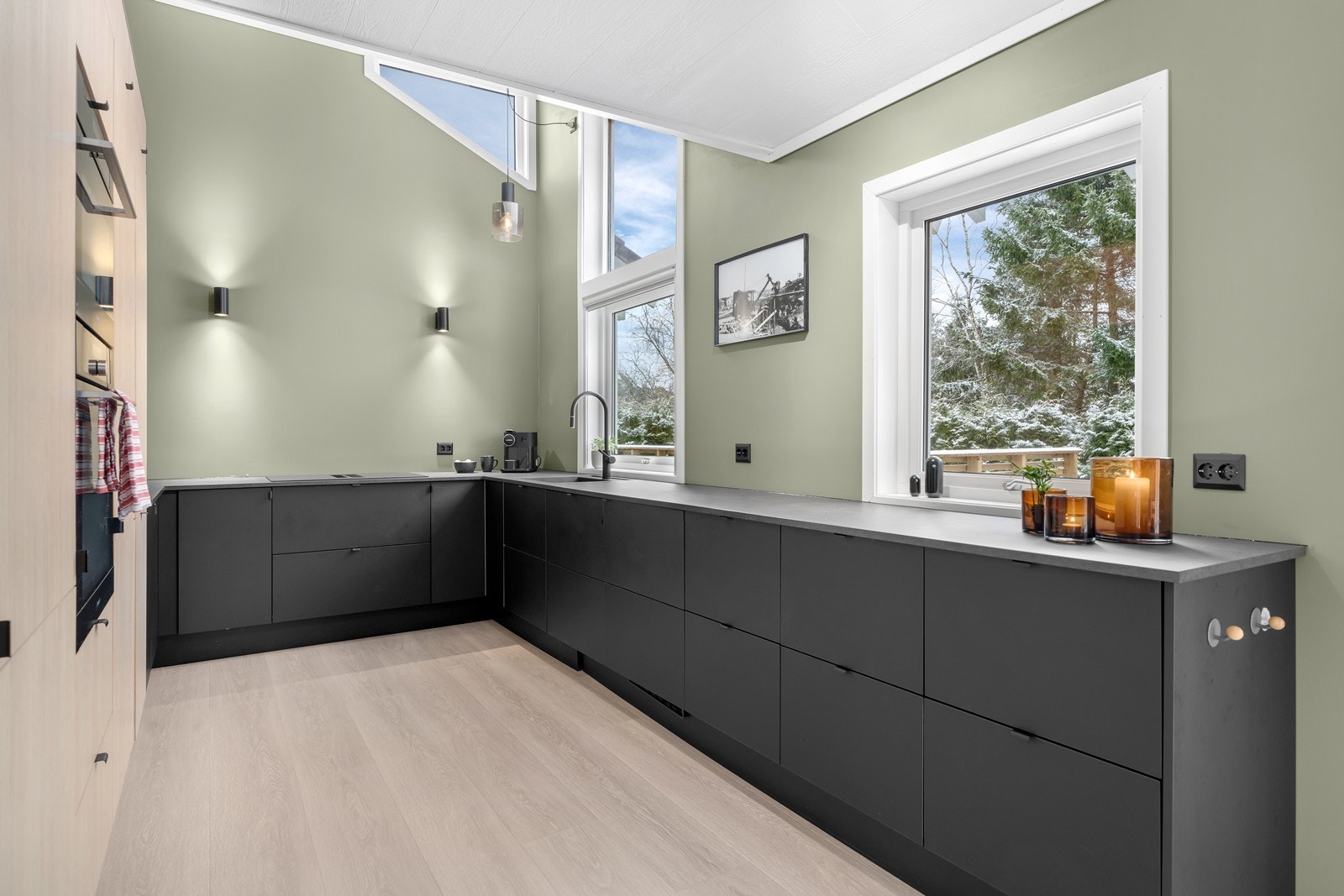 Lekkert og påkostet kjøkken med god takhøyde og store vindusflater. Galleribilde