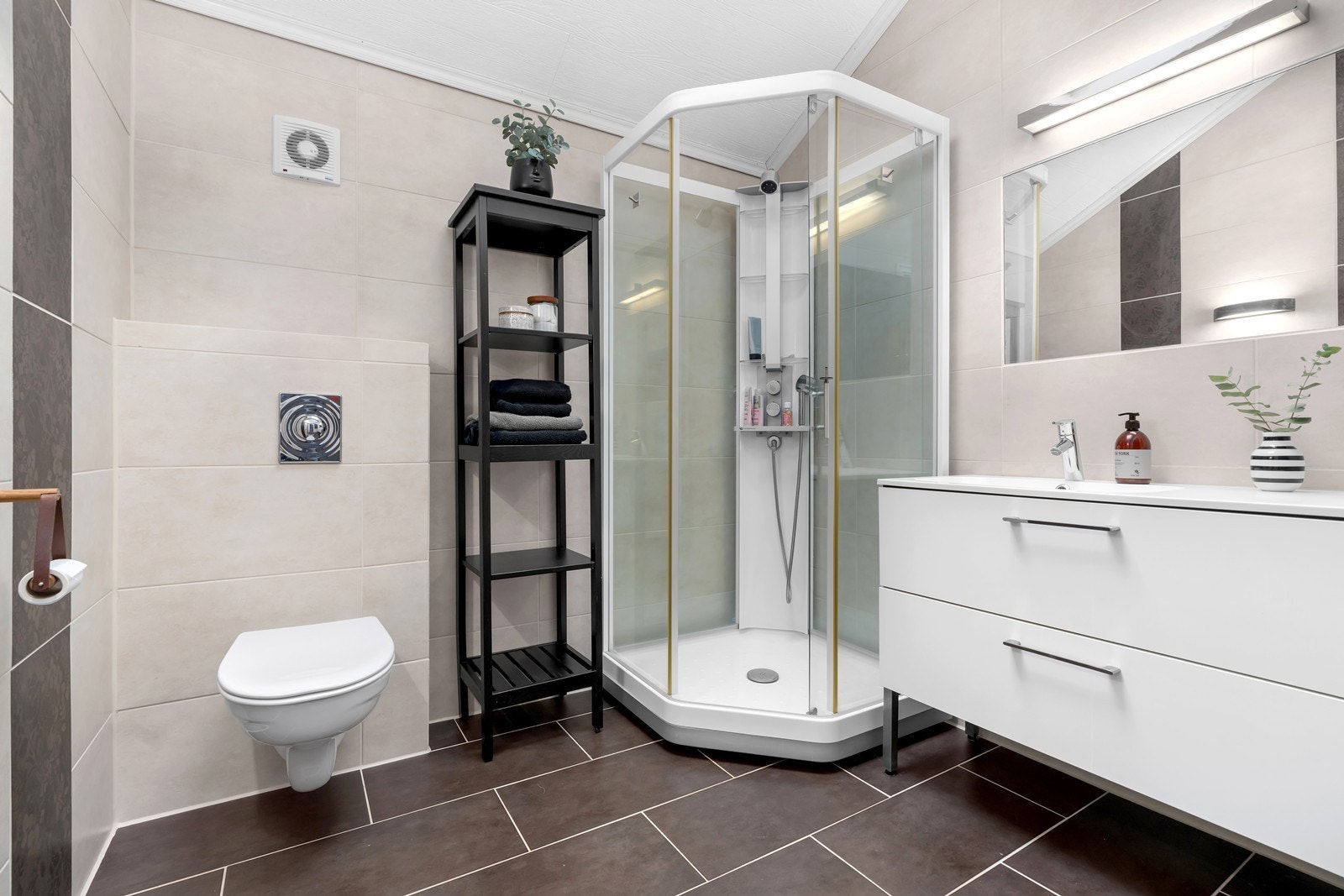 Bad i 2.etasje. Flislagt gulv med elektriske varmekabler. Galleribilde