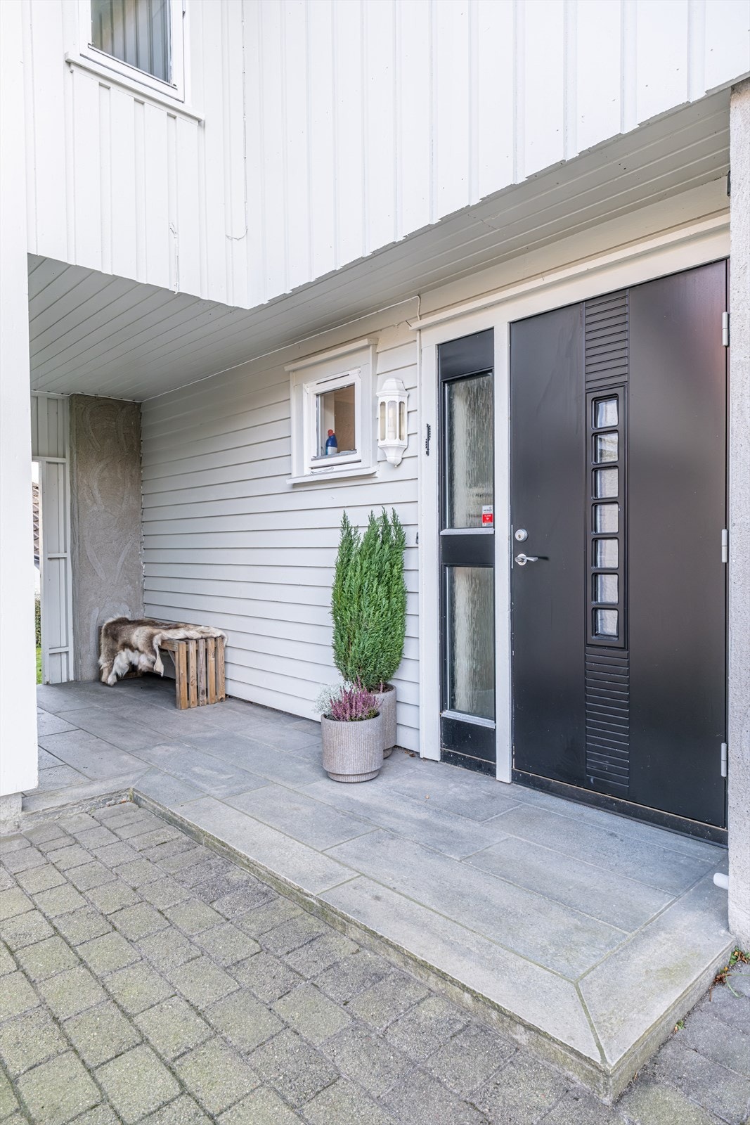 Pent steinbelagt inngangsparti. Galleribilde