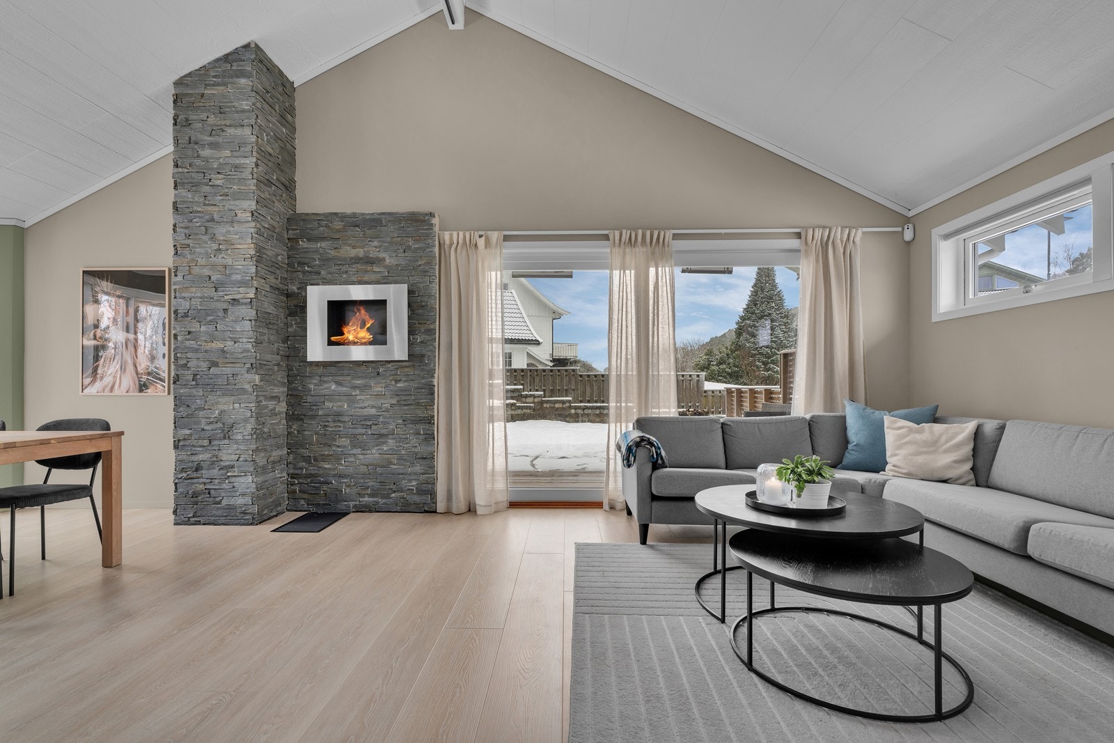 Fra stuen har du utgang til terrassen og hagen. Galleribilde