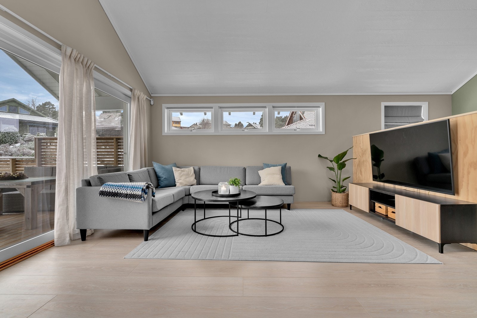 Store vindusflater gir godt innslipp av naturlig lys. Galleribilde